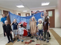 Настоящего актера видно всем издалека:–  Сцена, занавес, актеры – начинается игра!