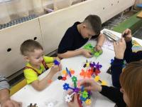 За улыбками и хорошим настроением