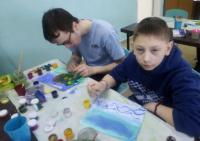Я рисую весну в ярком платье зеленого цвета…